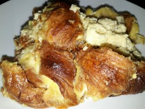 receta de budín de pan de croissant con caramelo, budín de croissant con caramelo, budín de croissant con caramelo de Nigella Lawson